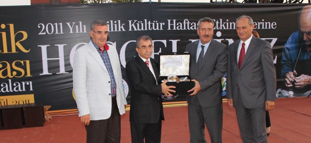 AHİLİK HİZMET ÖDÜLÜ İZMİR VALİSİ CAHİT KIRAÇ'A TAKDİM EDİLDİ