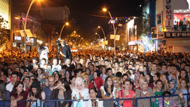 Çark Caddesi'nde Tarihi Kalabalık