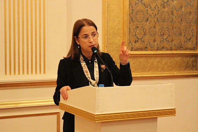 Ayşenur İslam SESOB'lu olan esnaflarla buluştu.