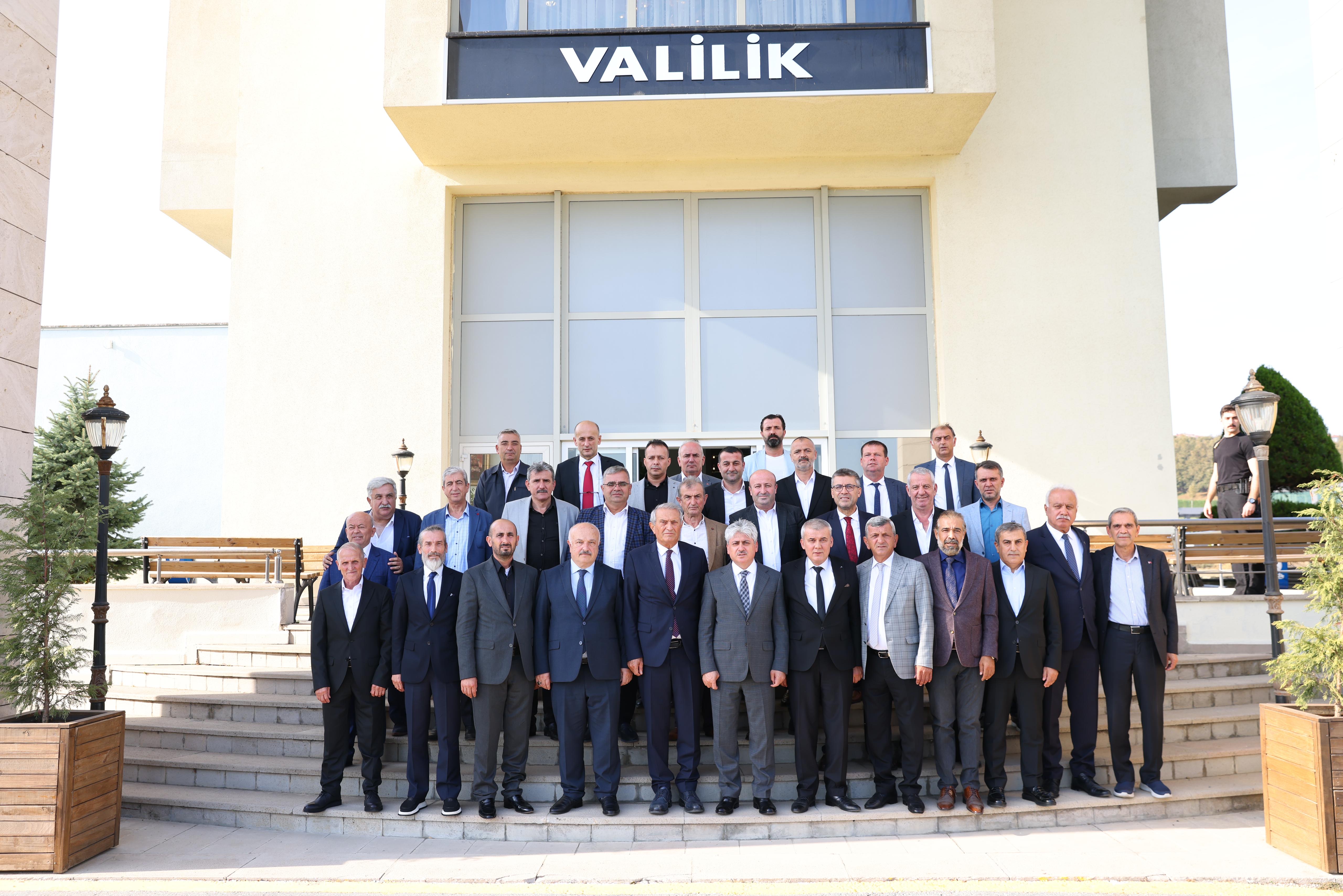 Sakarya Valisi Sayın Rahmi DOĞAN’a makamında hayırlı olsun ziyaretinde bulunduk.
